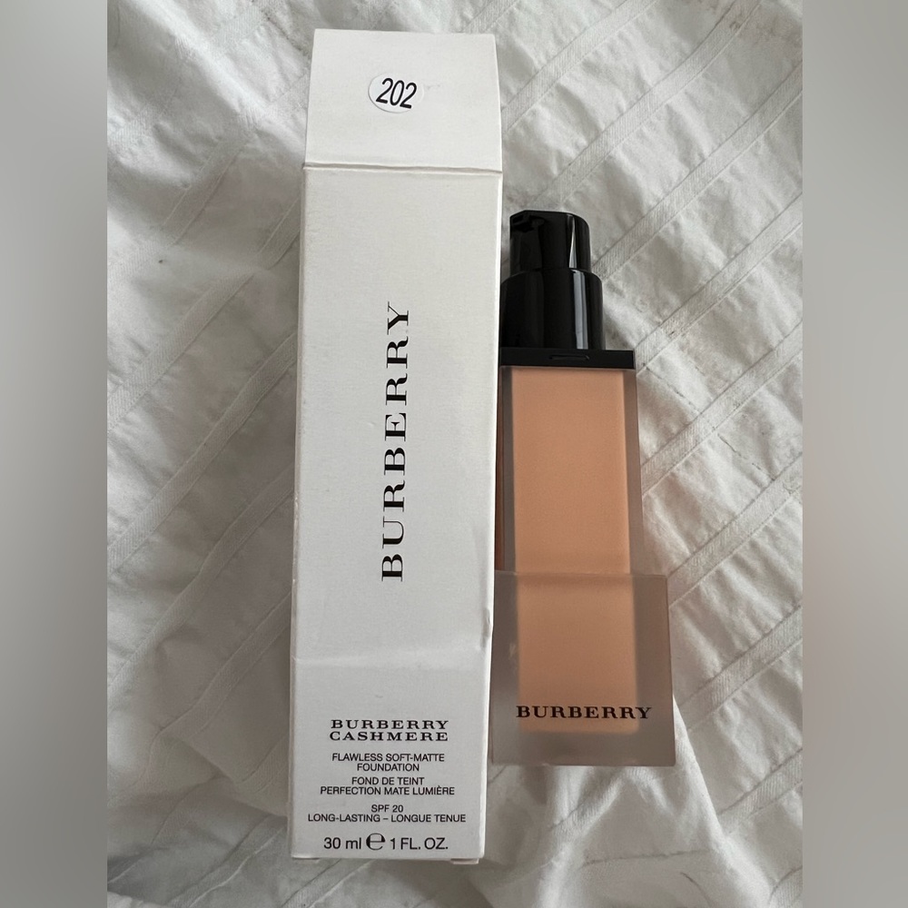 NIB BURBERRY CASHMERE FOUNDATION No.31 ROSY NUDE